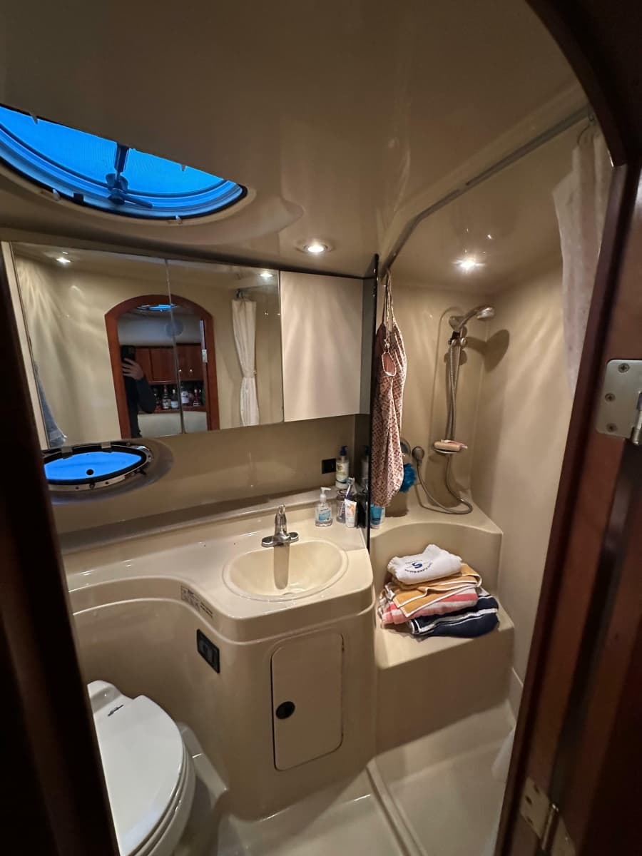 2005 Cruisers Yachts 340 Express - Photo 9