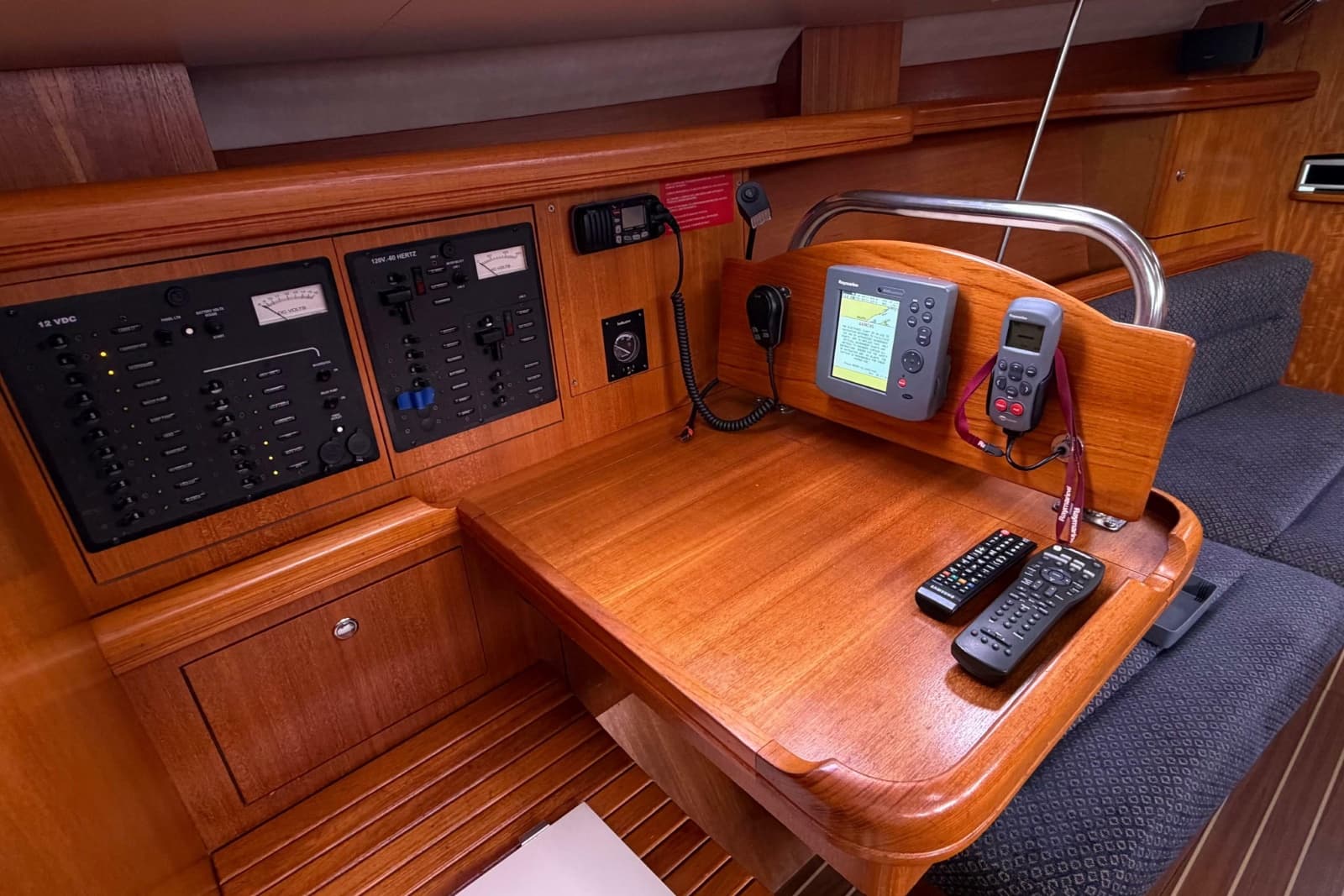 2005 Hunter 38 - Photo 14