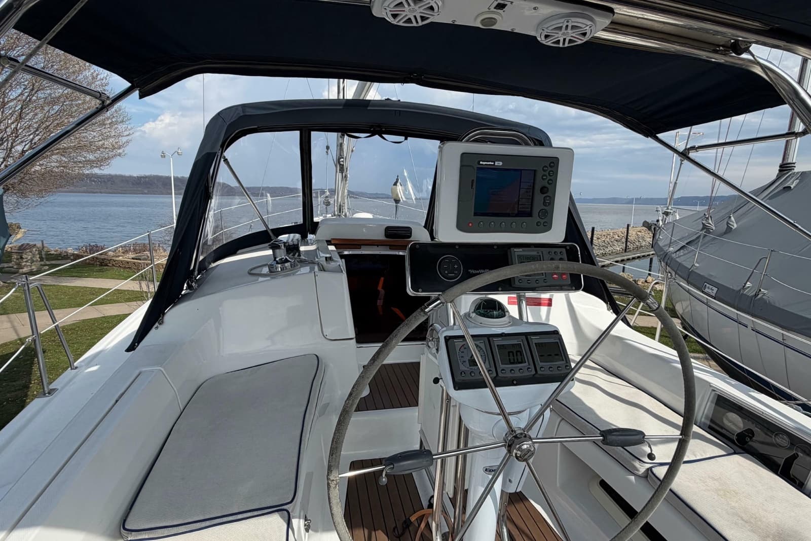 2005 Hunter 38 - Photo 29
