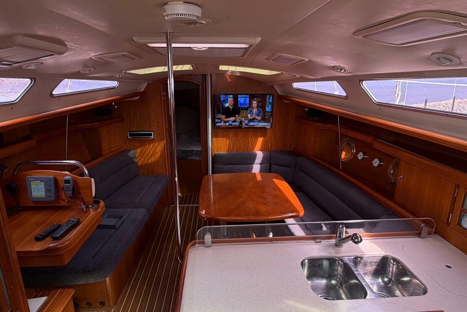 2005 Hunter 38 - Photo 10