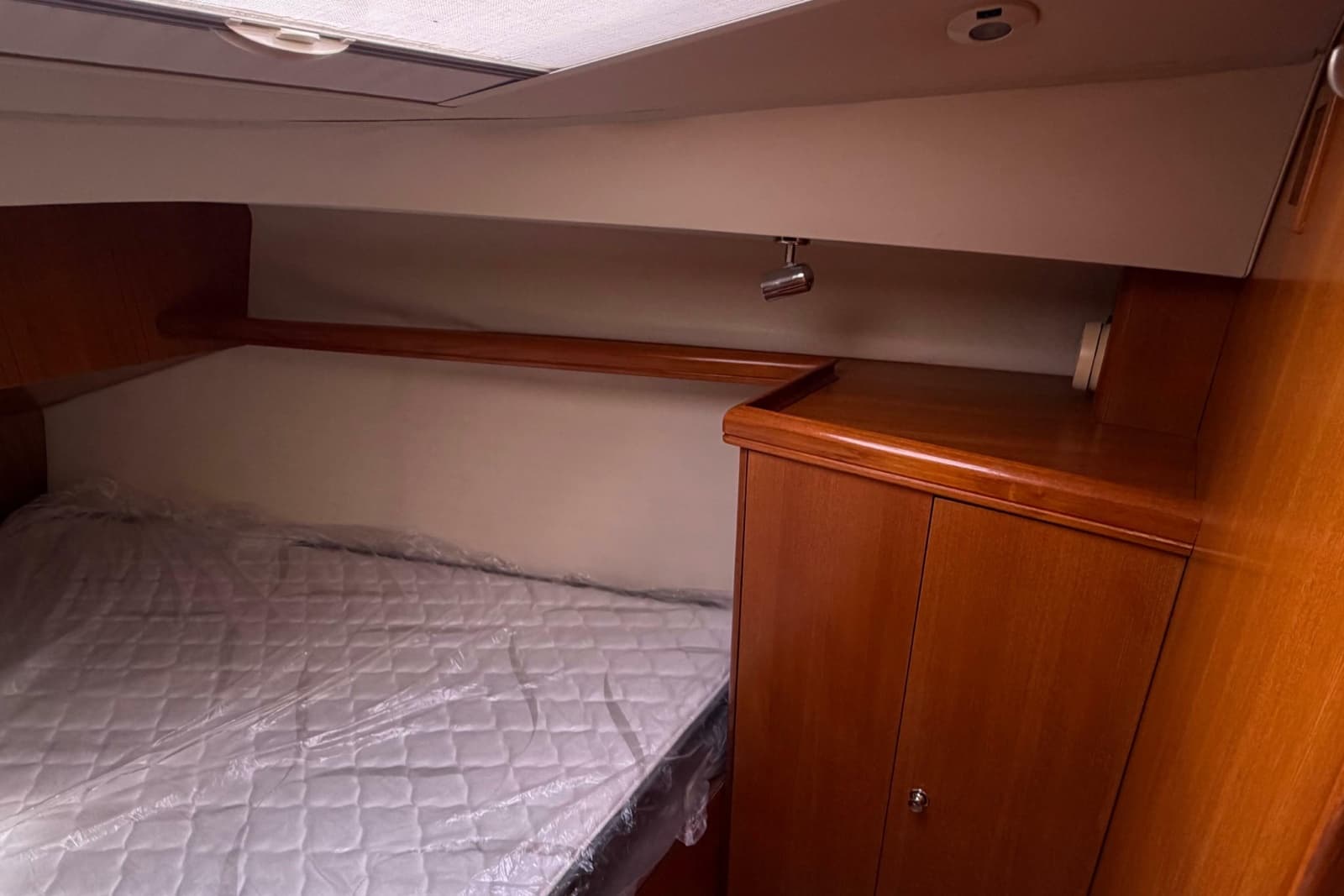 2005 Hunter 38 - Photo 19