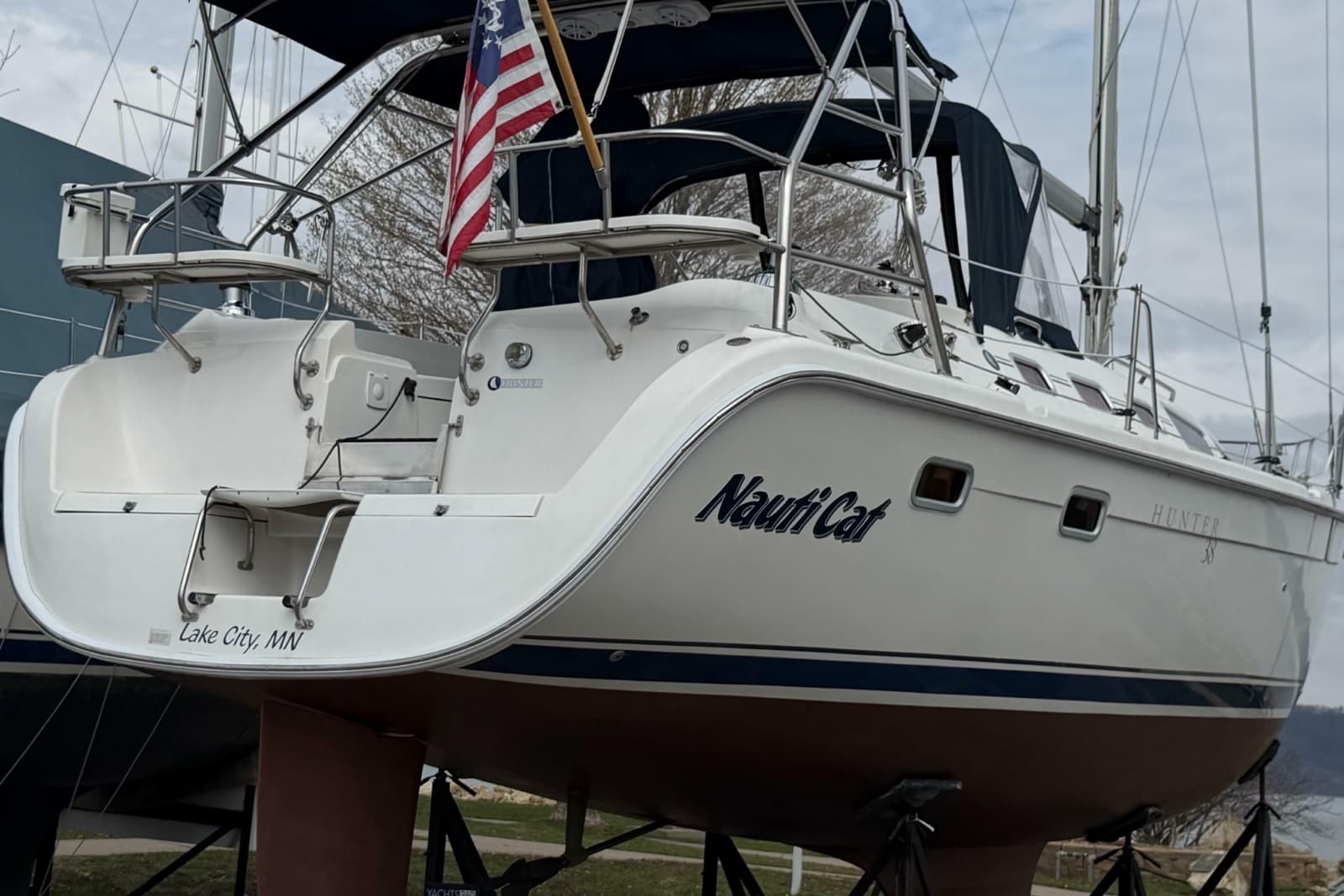 2005 Hunter 38 - Photo 2