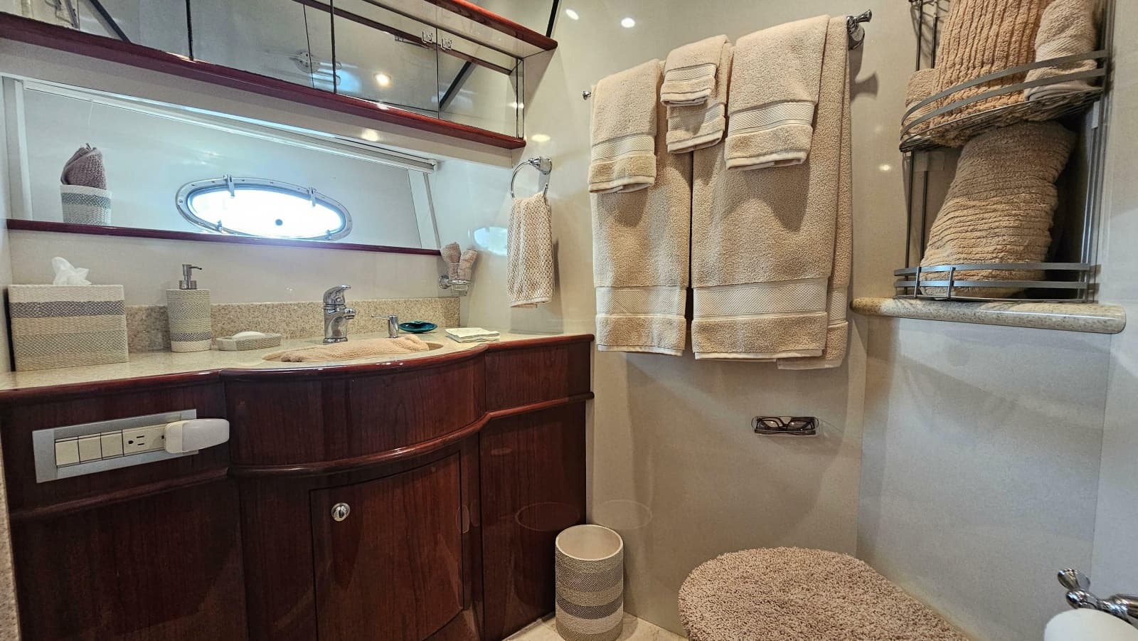 2005 Neptunus 56 Flybridge - Photo 32