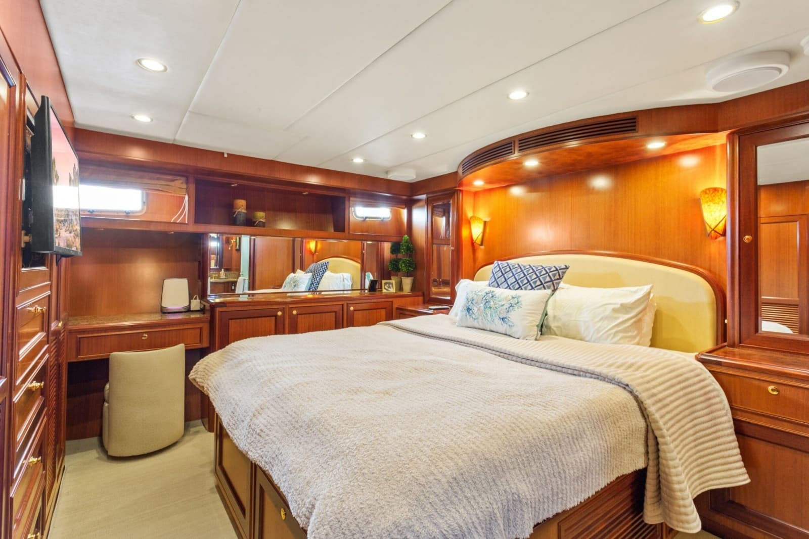 2005 Offshore Yachts 66 Pilot House - Photo 21