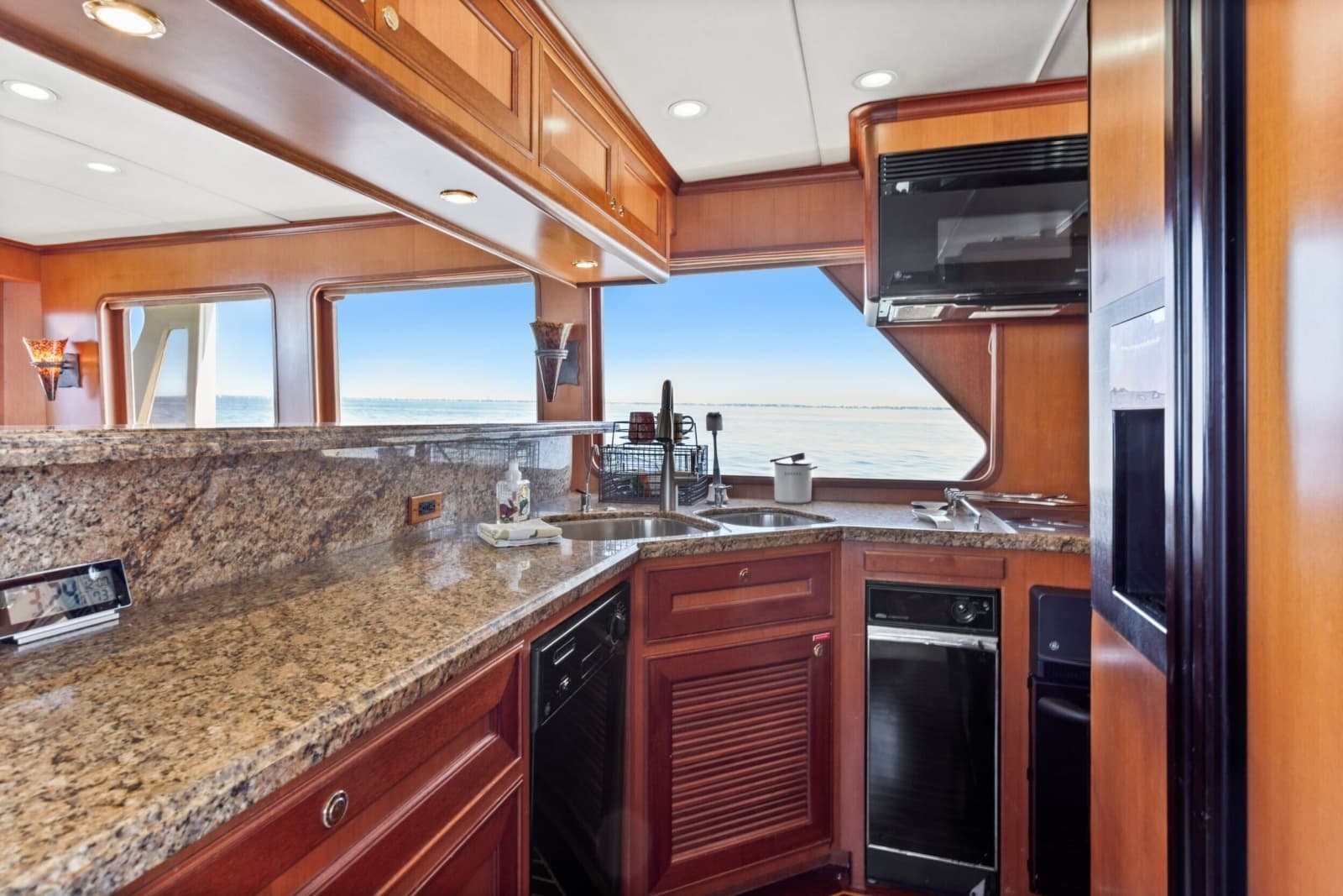 2005 Offshore Yachts 66 Pilot House - Photo 13