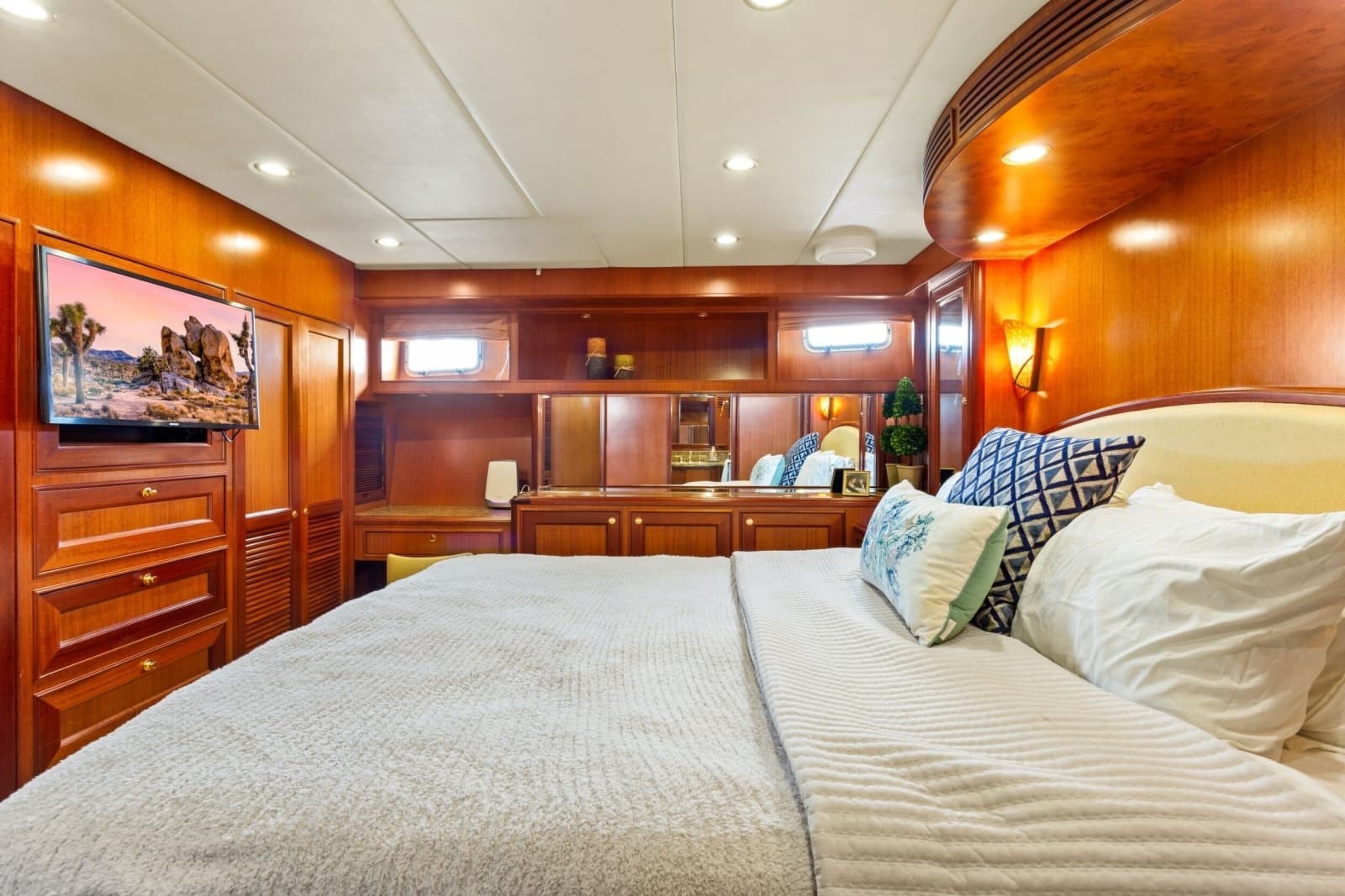 2005 Offshore Yachts 66 Pilot House - Photo 22