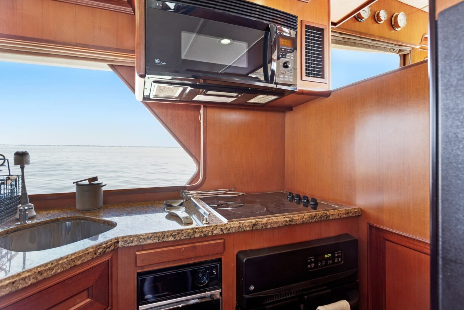 2005 Offshore Yachts 66 Pilot House - Photo 14