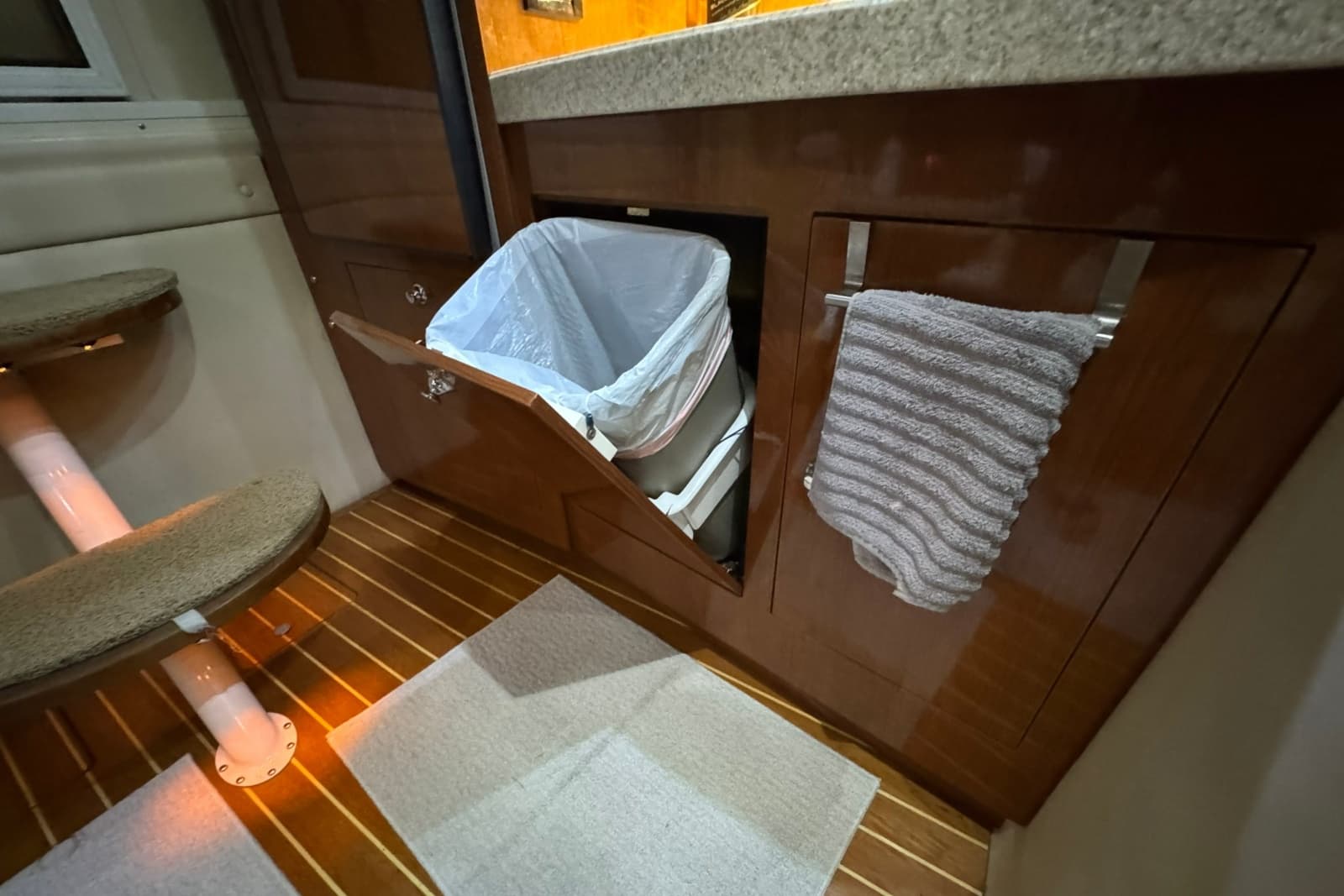 2005 Regal Commodore 3560 IO - Photo 51