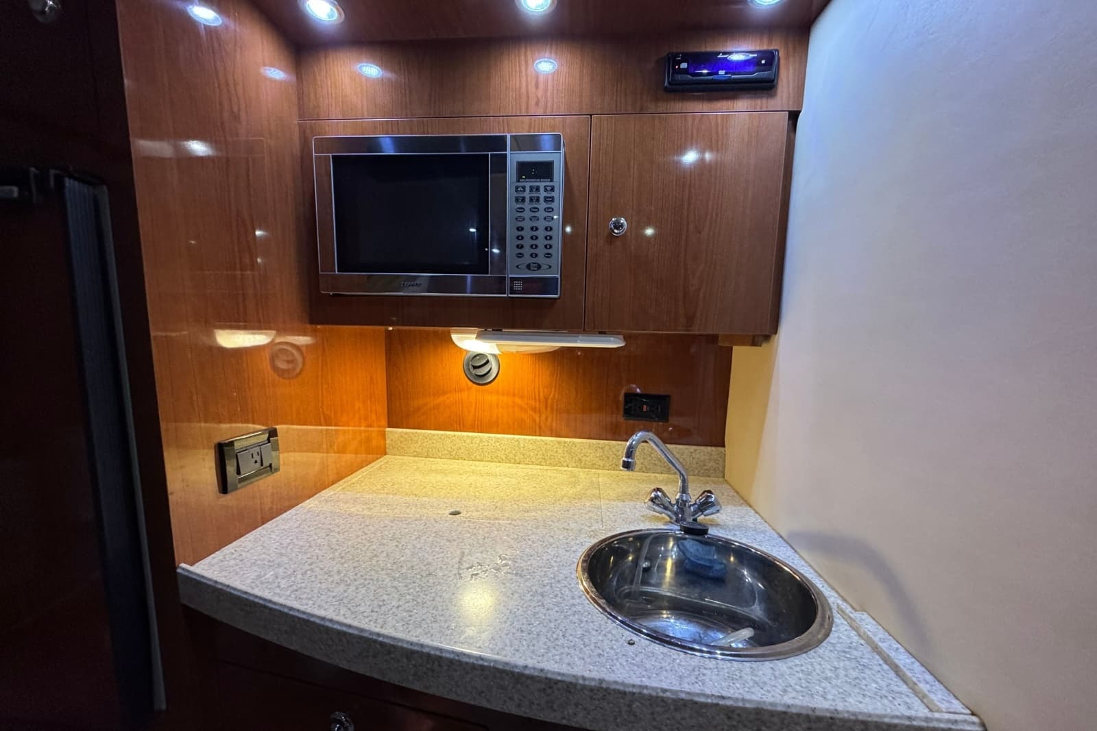 2005 Regal Commodore 3560 IO - Photo 49