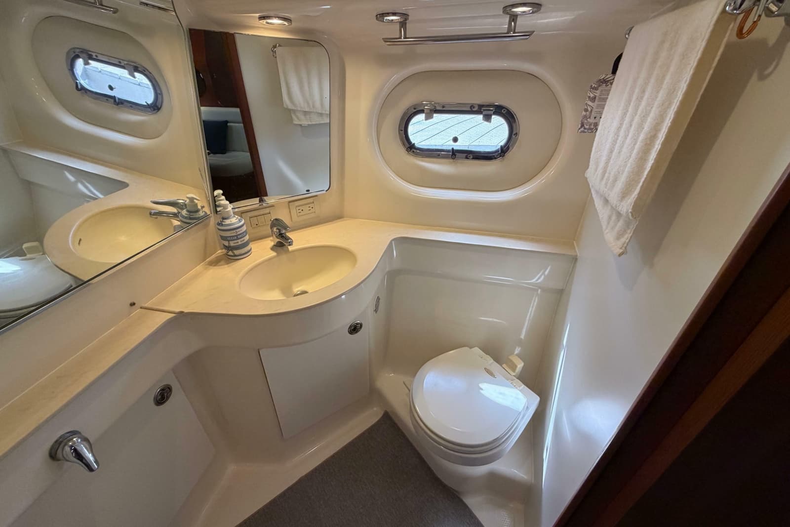2005 Tiara Yachts 3600 Sovran - Photo 31