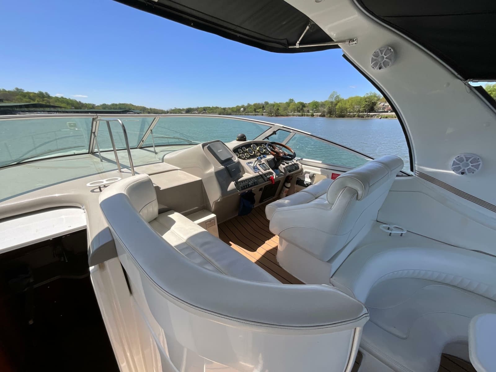 2004 Cruisers Yachts 370 Express - Photo 17