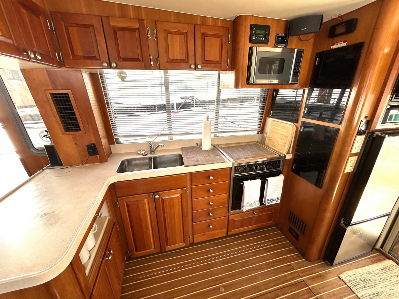 2004 Mainship 400 Trawler - Photo 37
