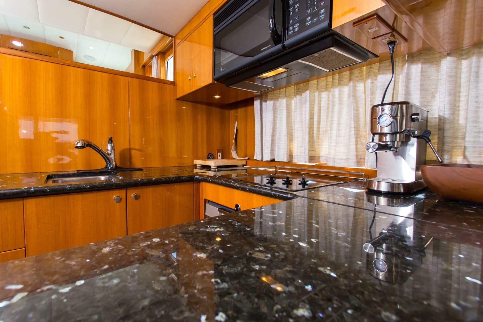2003 Jefferson Pilothouse 57 - Photo 49