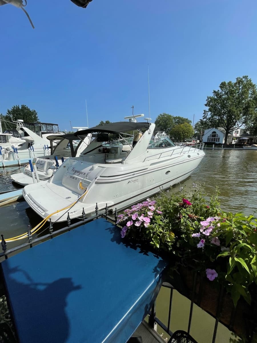 2002 Cruisers Yachts 4270 Express - Photo 1