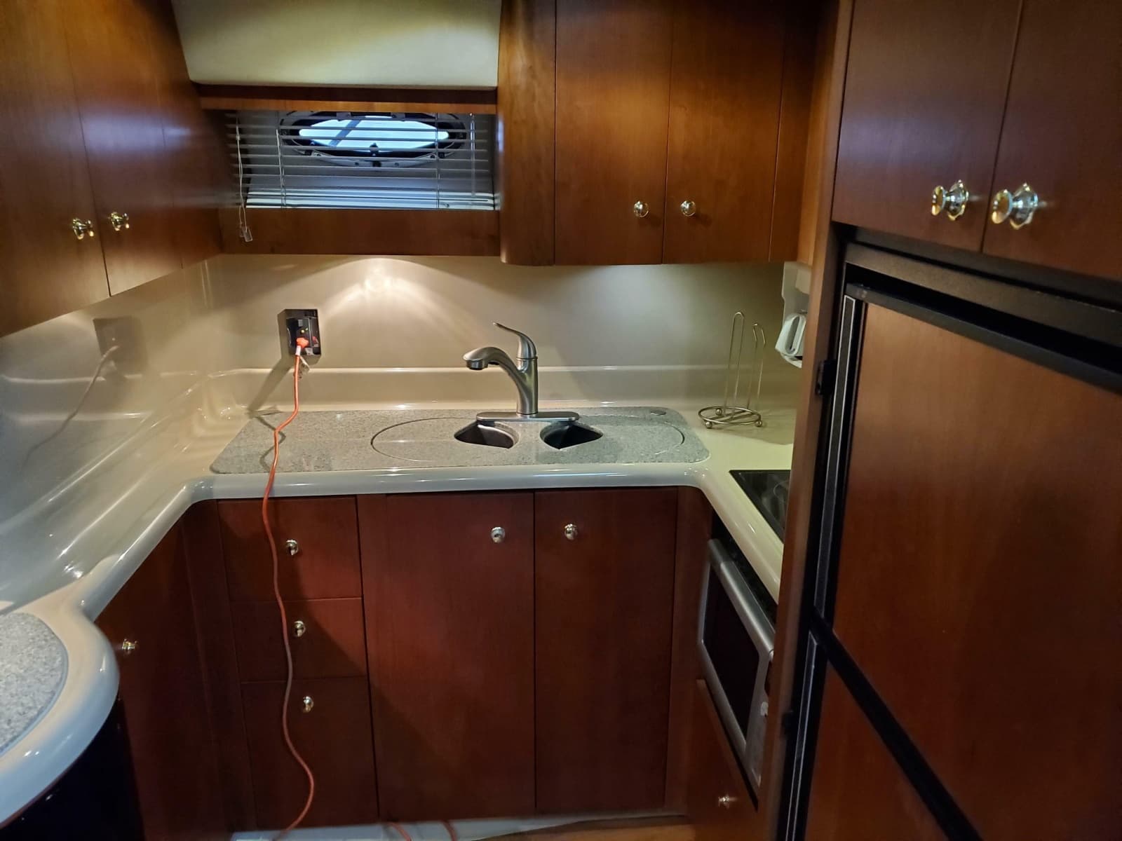 2002 Cruisers Yachts 4270 Express - Photo 9