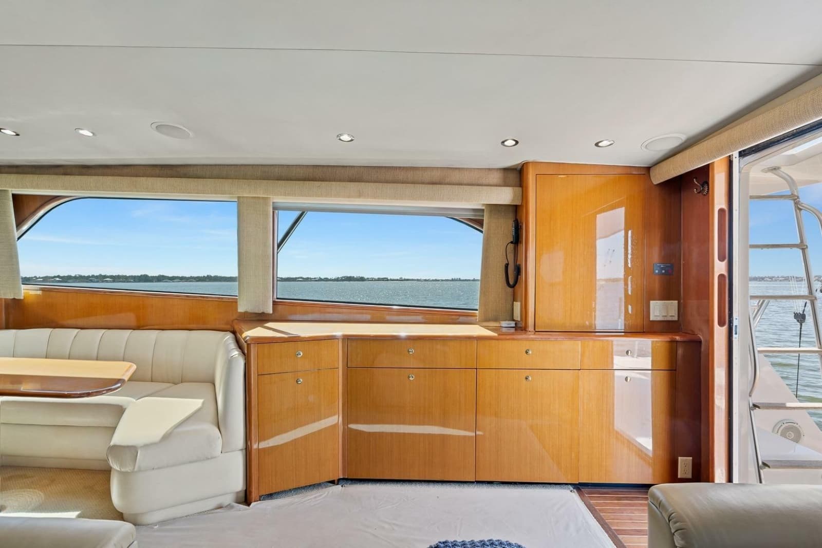 2002 Viking 61 Convertible - Photo 20