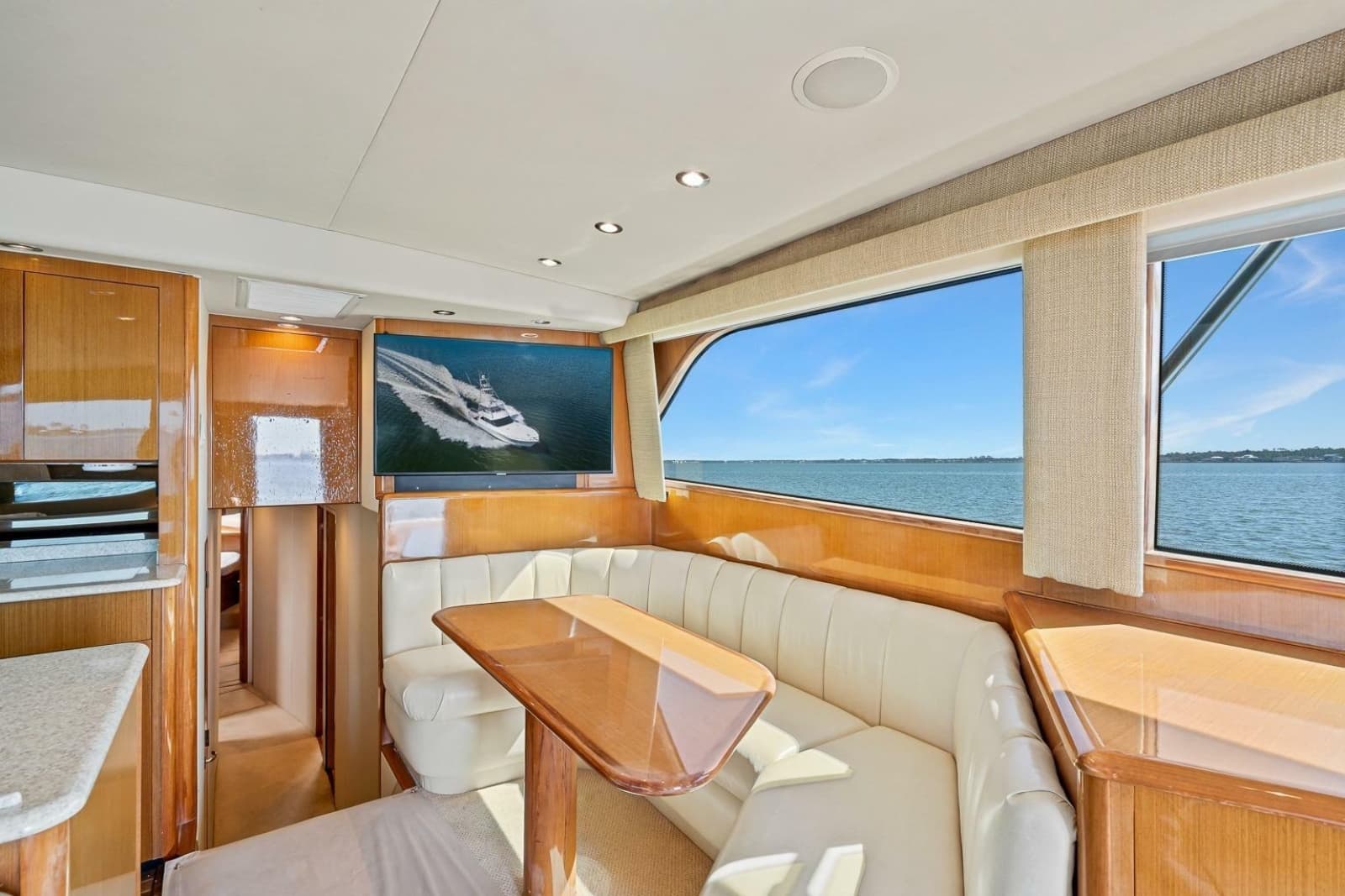 2002 Viking 61 Convertible - Photo 31