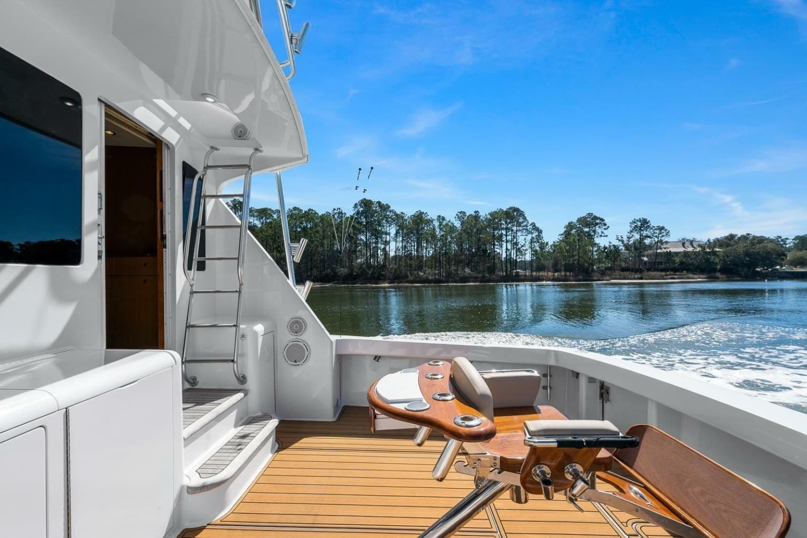 2002 Viking 61 Convertible - Photo 11