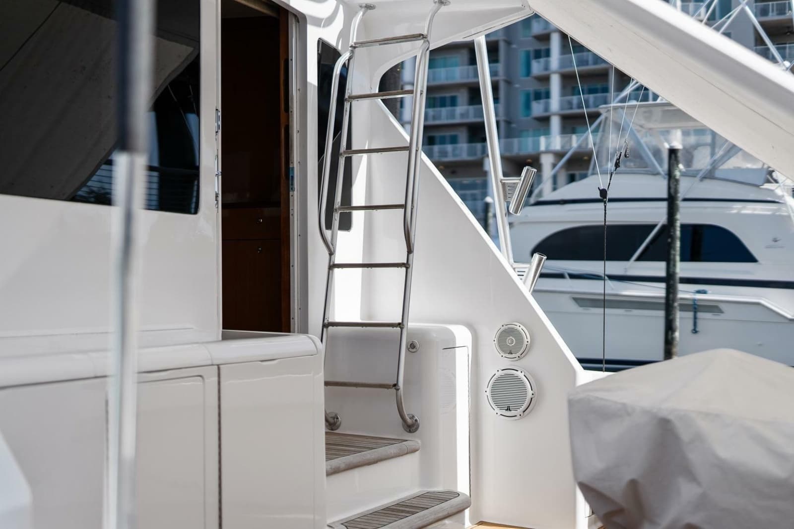 2002 Viking 61 Convertible - Photo 8
