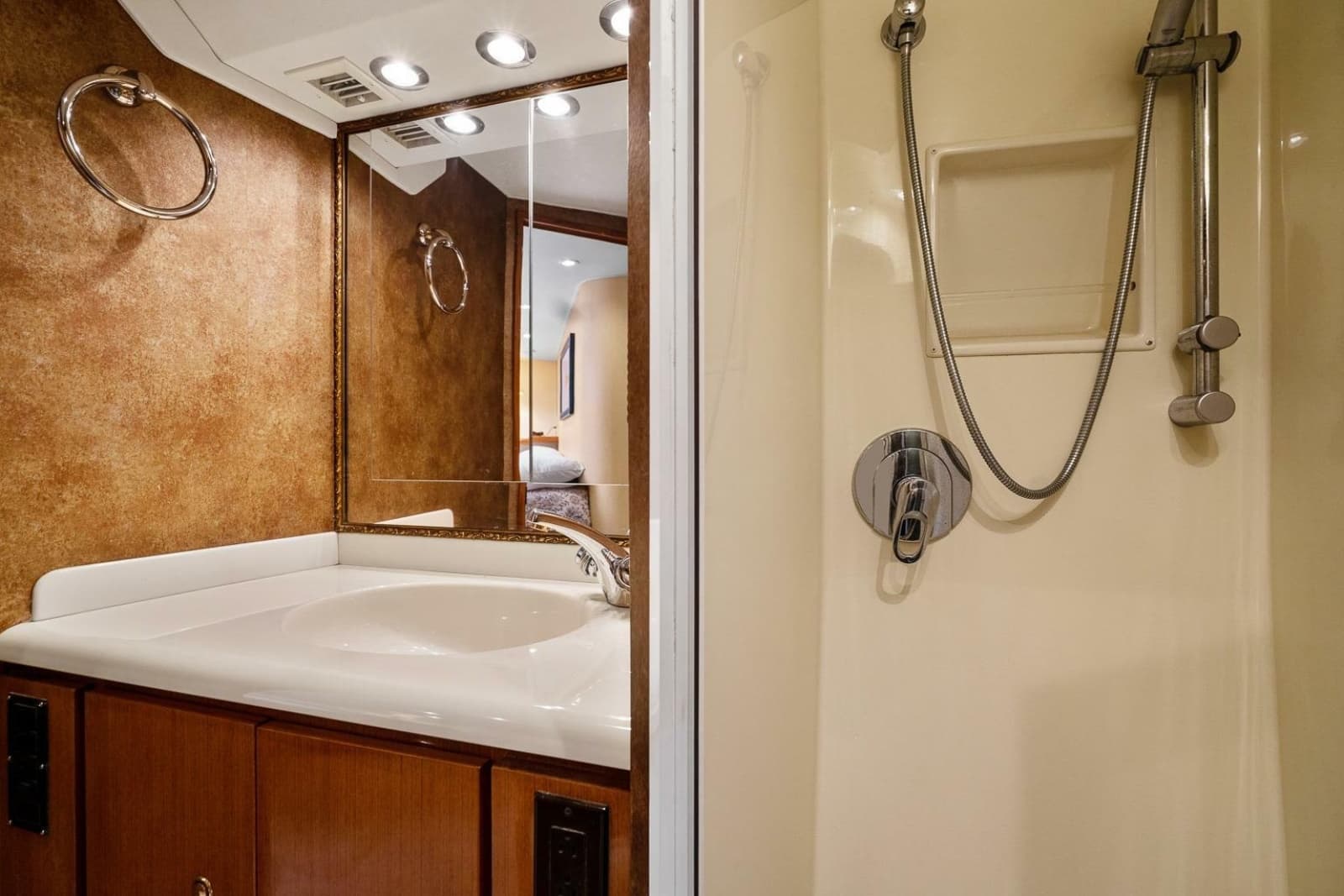 2002 Viking 61 Convertible - Photo 58