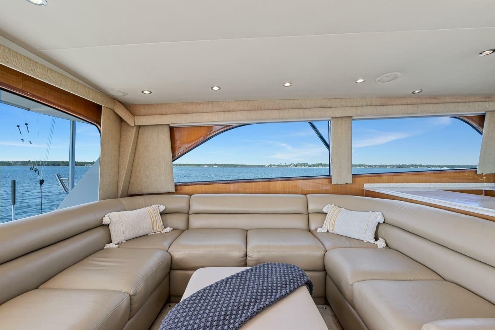 2002 Viking 61 Convertible - Photo 22