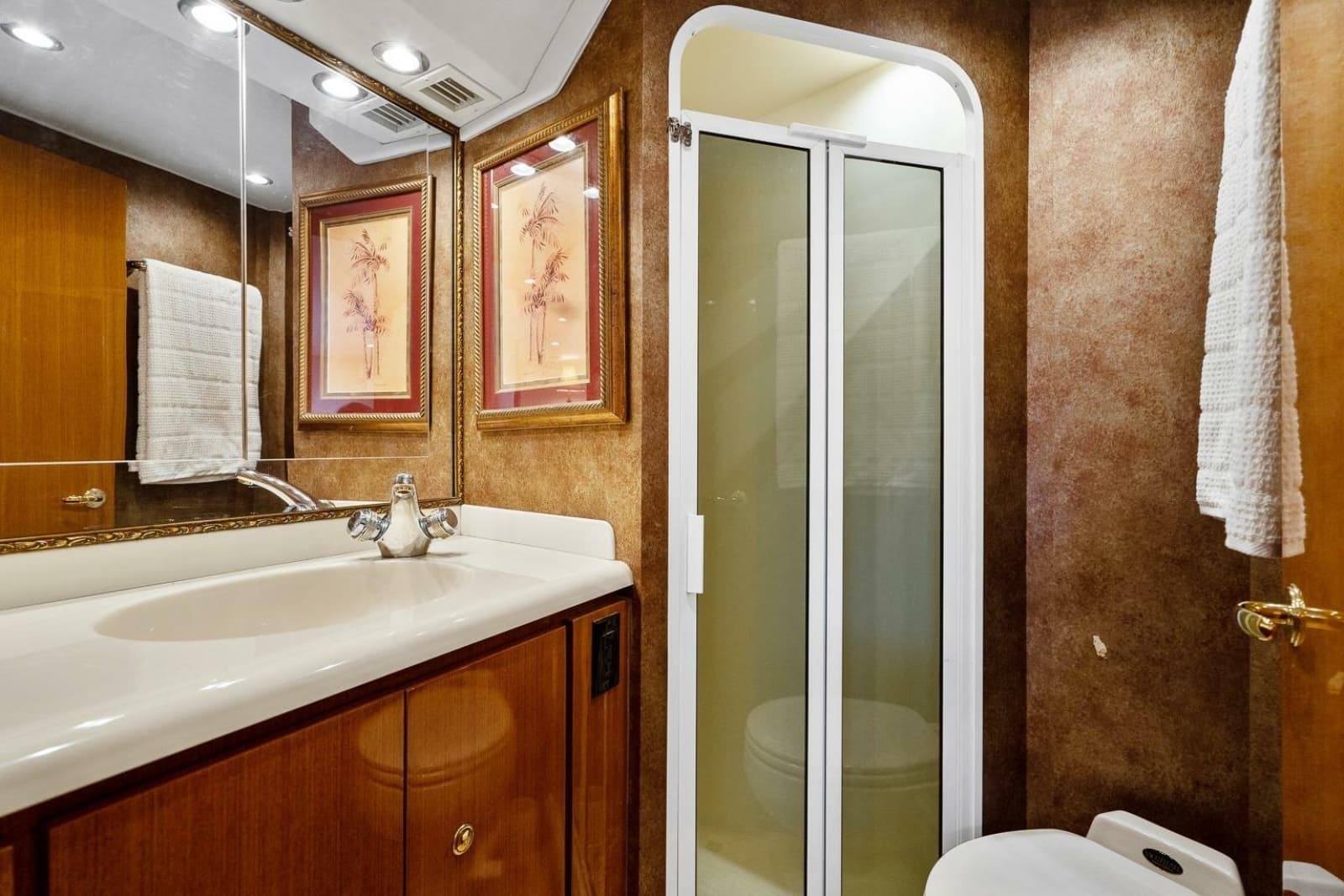 2002 Viking 61 Convertible - Photo 57