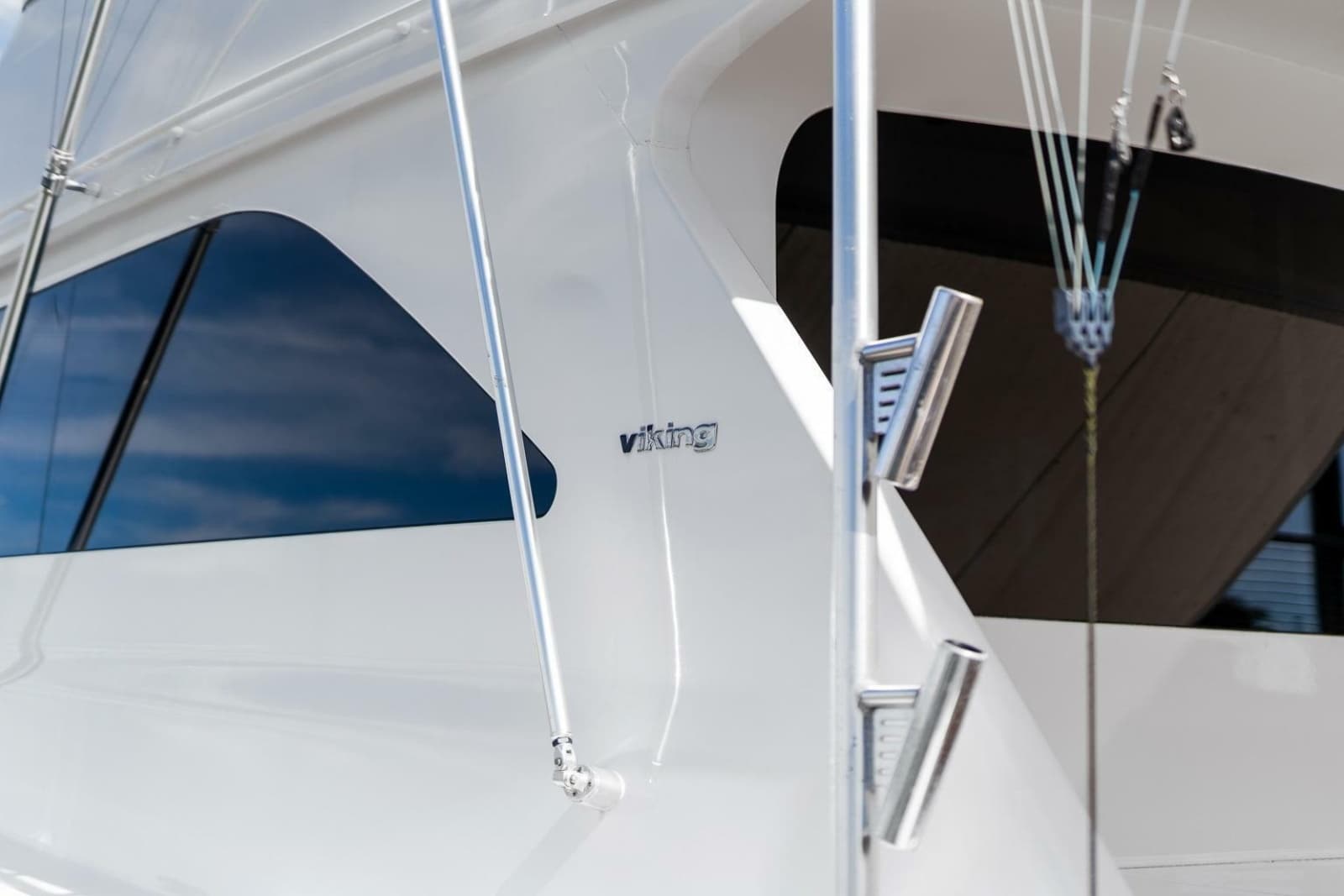2002 Viking 61 Convertible - Photo 44