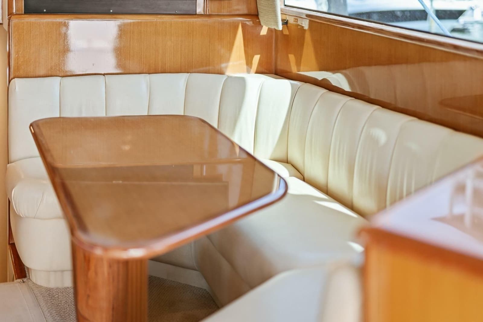 2002 Viking 61 Convertible - Photo 33