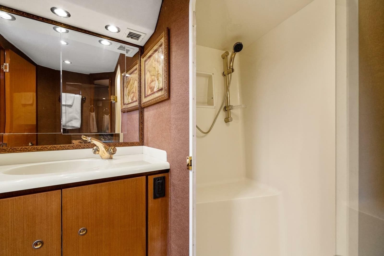 2002 Viking 61 Convertible - Photo 50