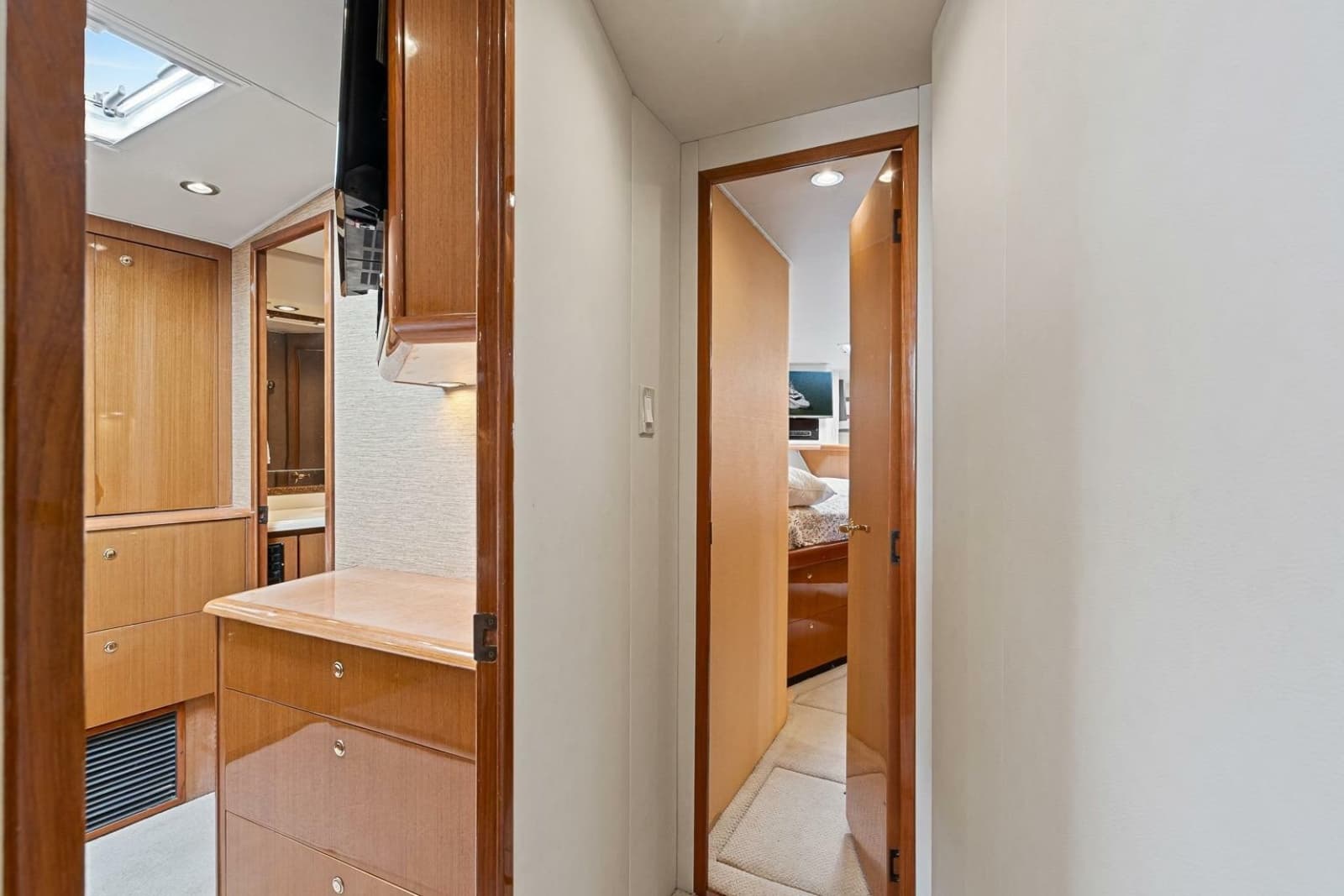 2002 Viking 61 Convertible - Photo 52