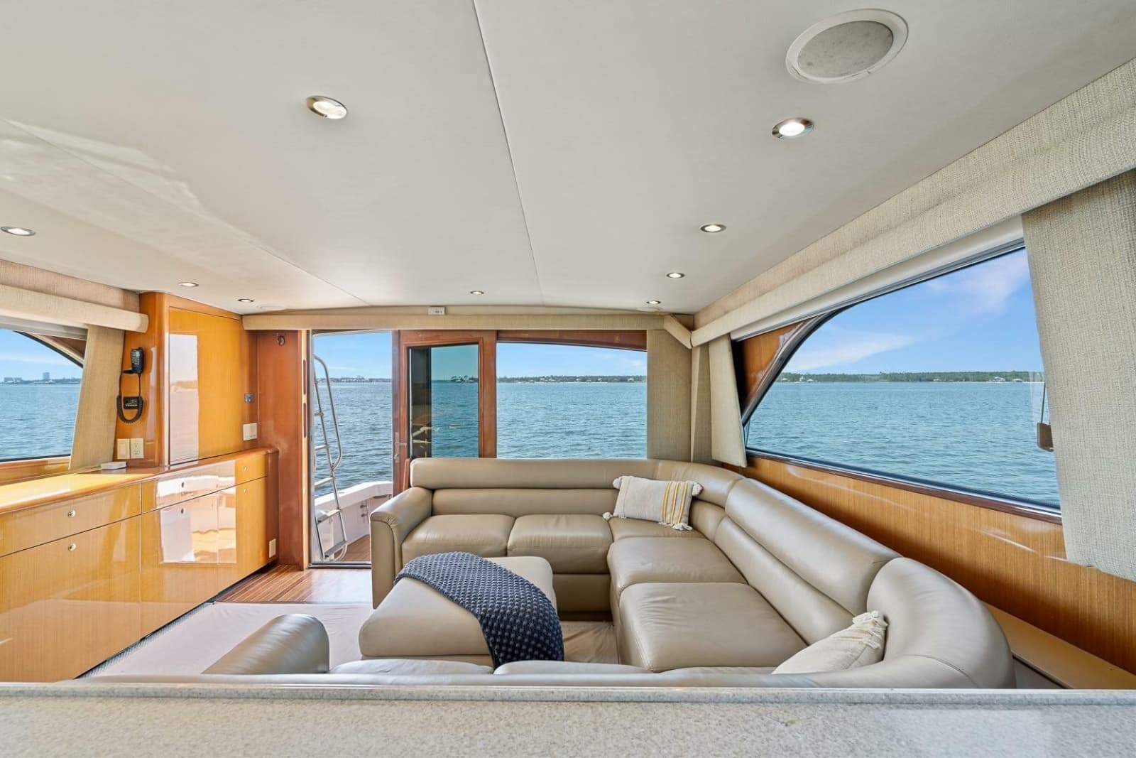 2002 Viking 61 Convertible - Photo 30
