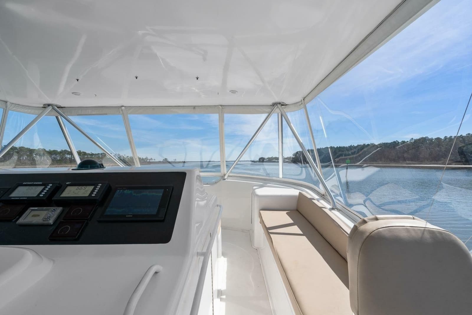 2002 Viking 61 Convertible - Photo 13
