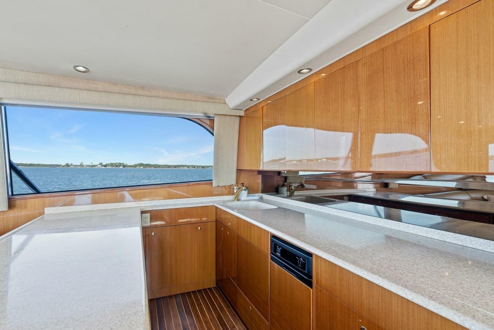 2002 Viking 61 Convertible - Photo 27