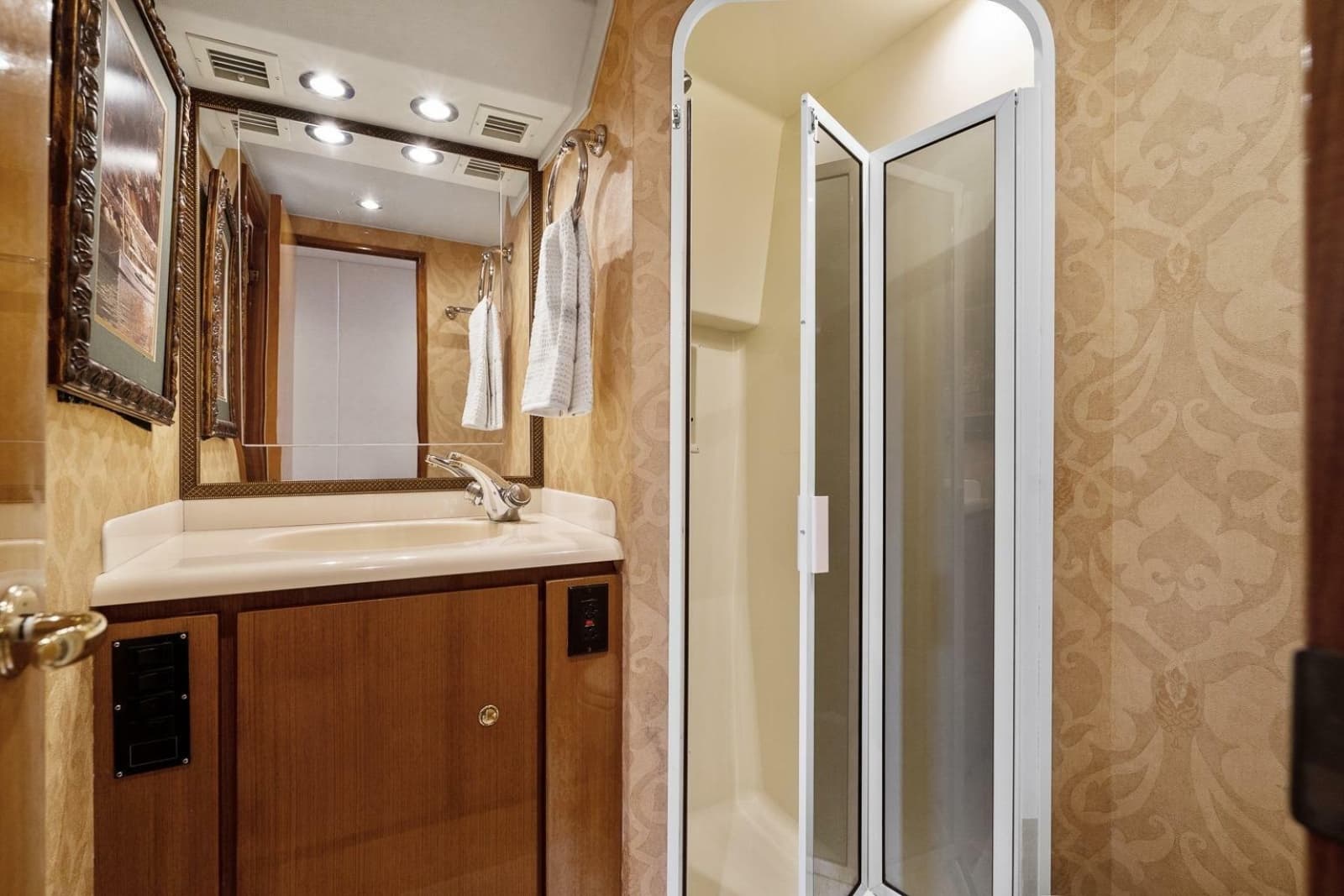 2002 Viking 61 Convertible - Photo 51