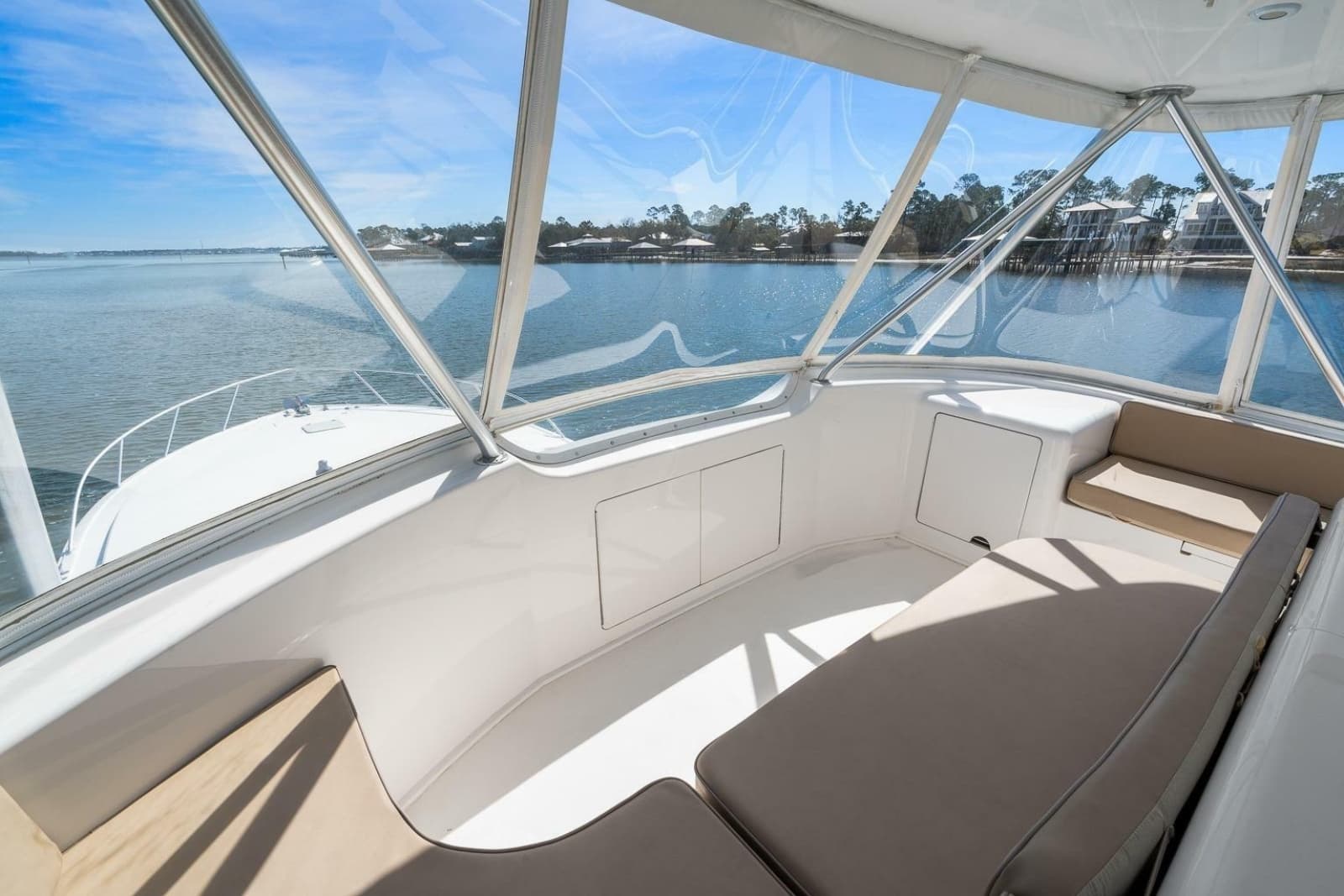 2002 Viking 61 Convertible - Photo 15