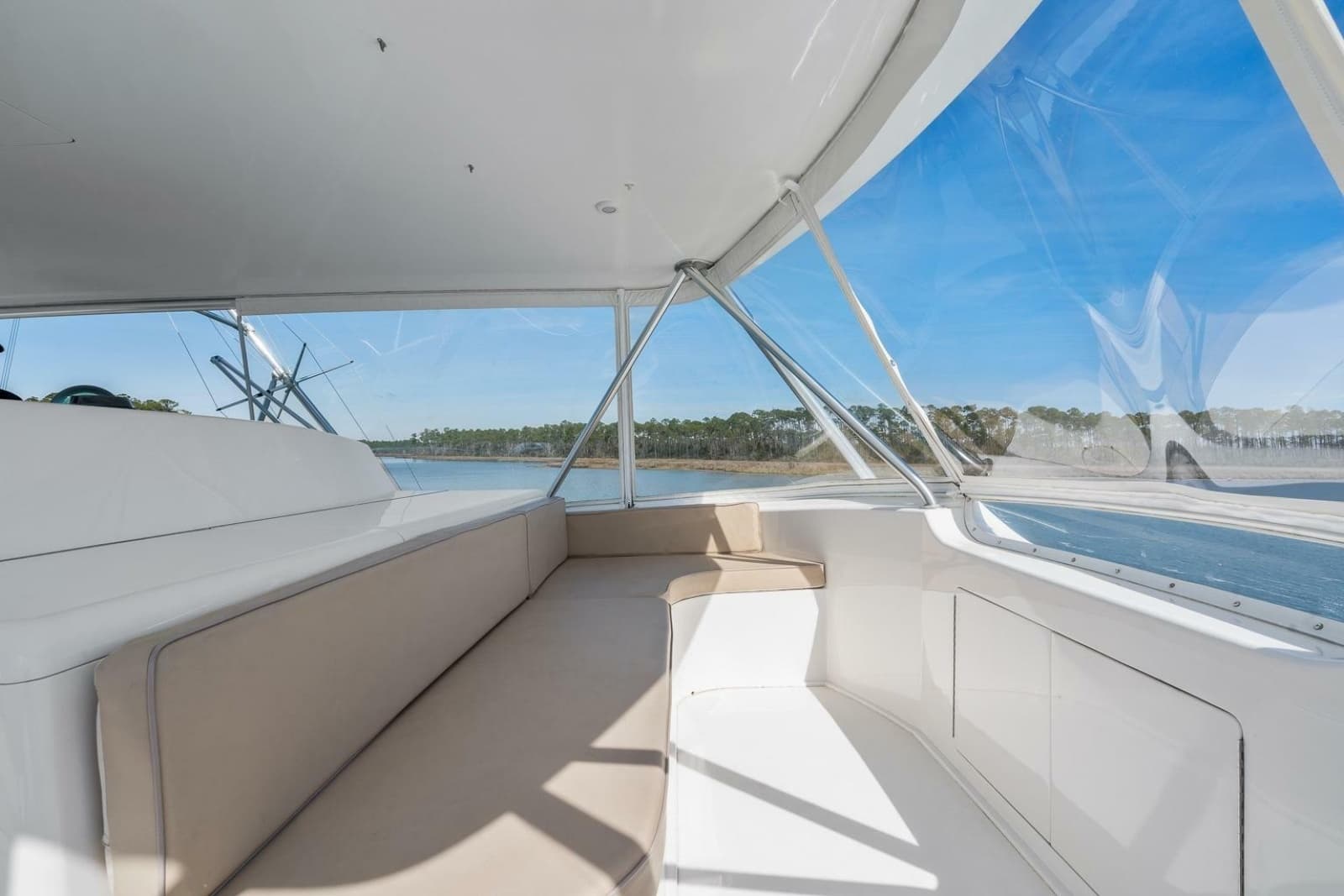 2002 Viking 61 Convertible - Photo 14