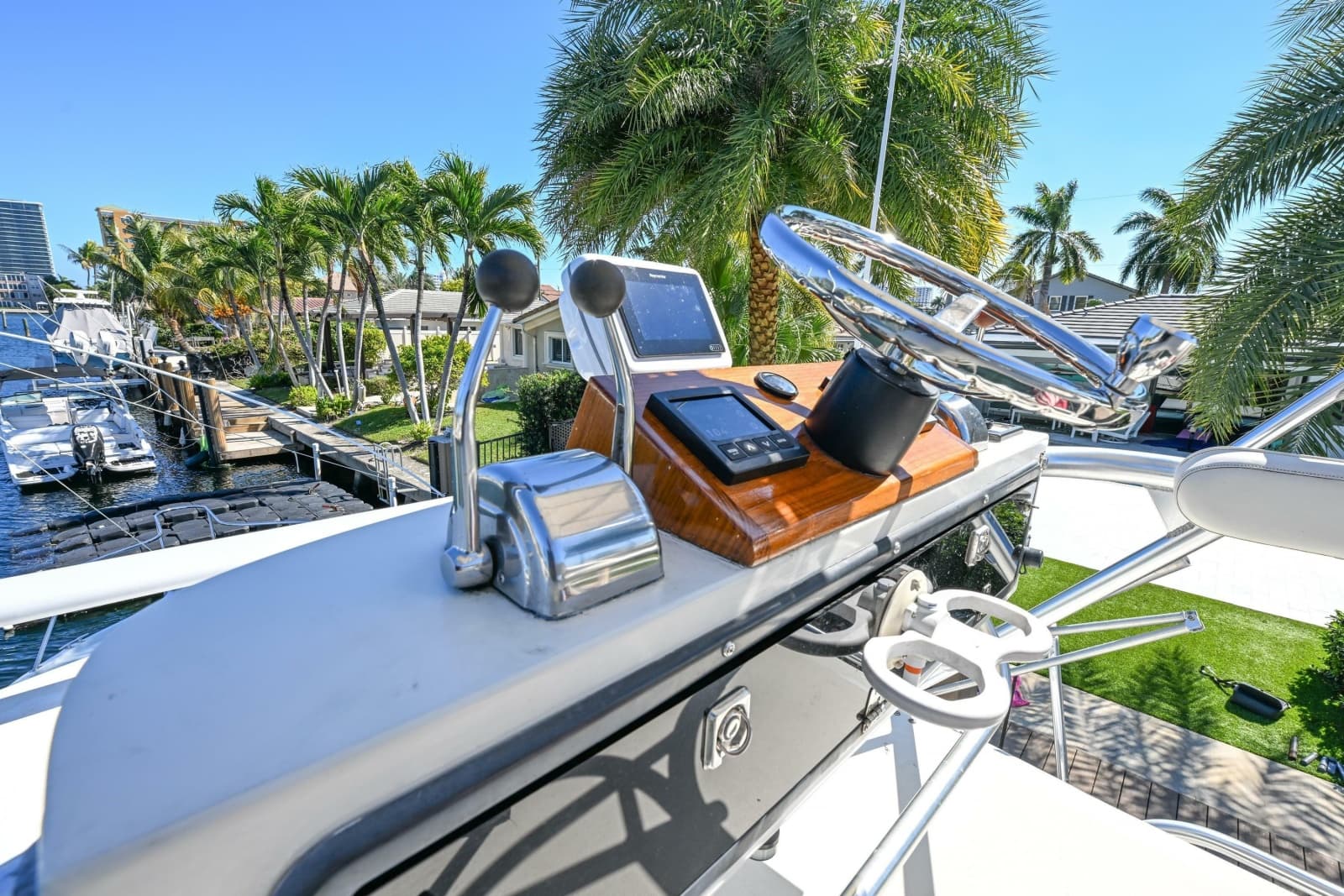 2000 Pursuit 3400 Express - Photo 18