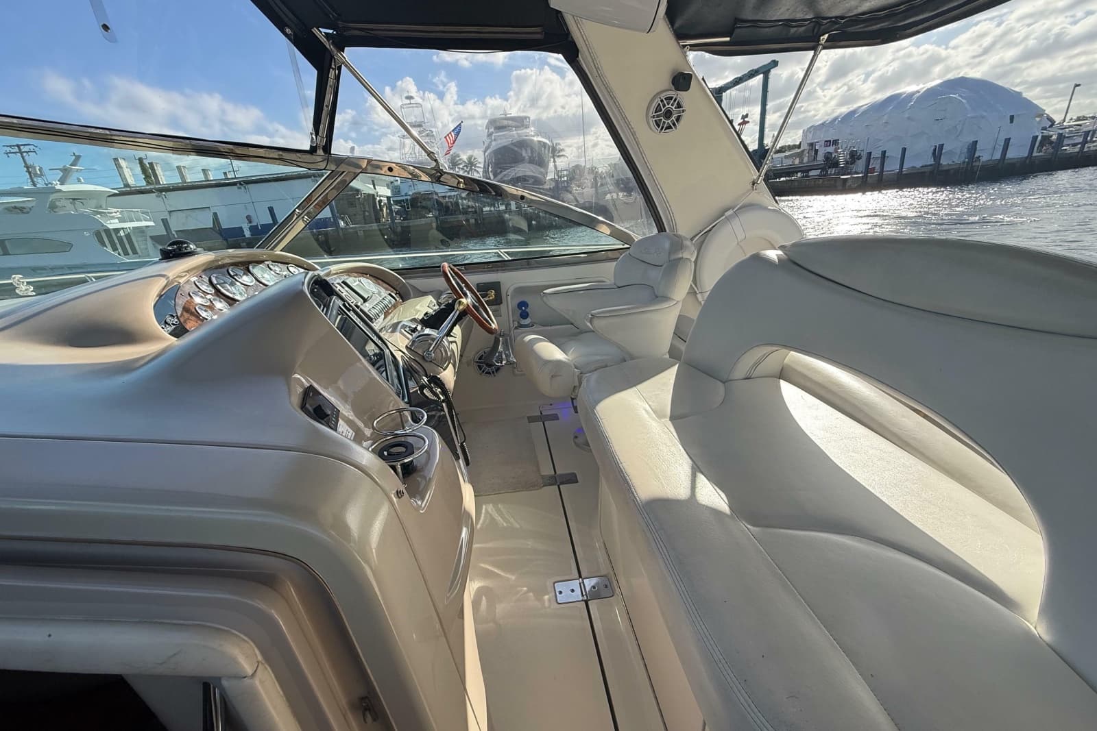 1999 Sea Ray 410 Express Cruiser - Photo 9