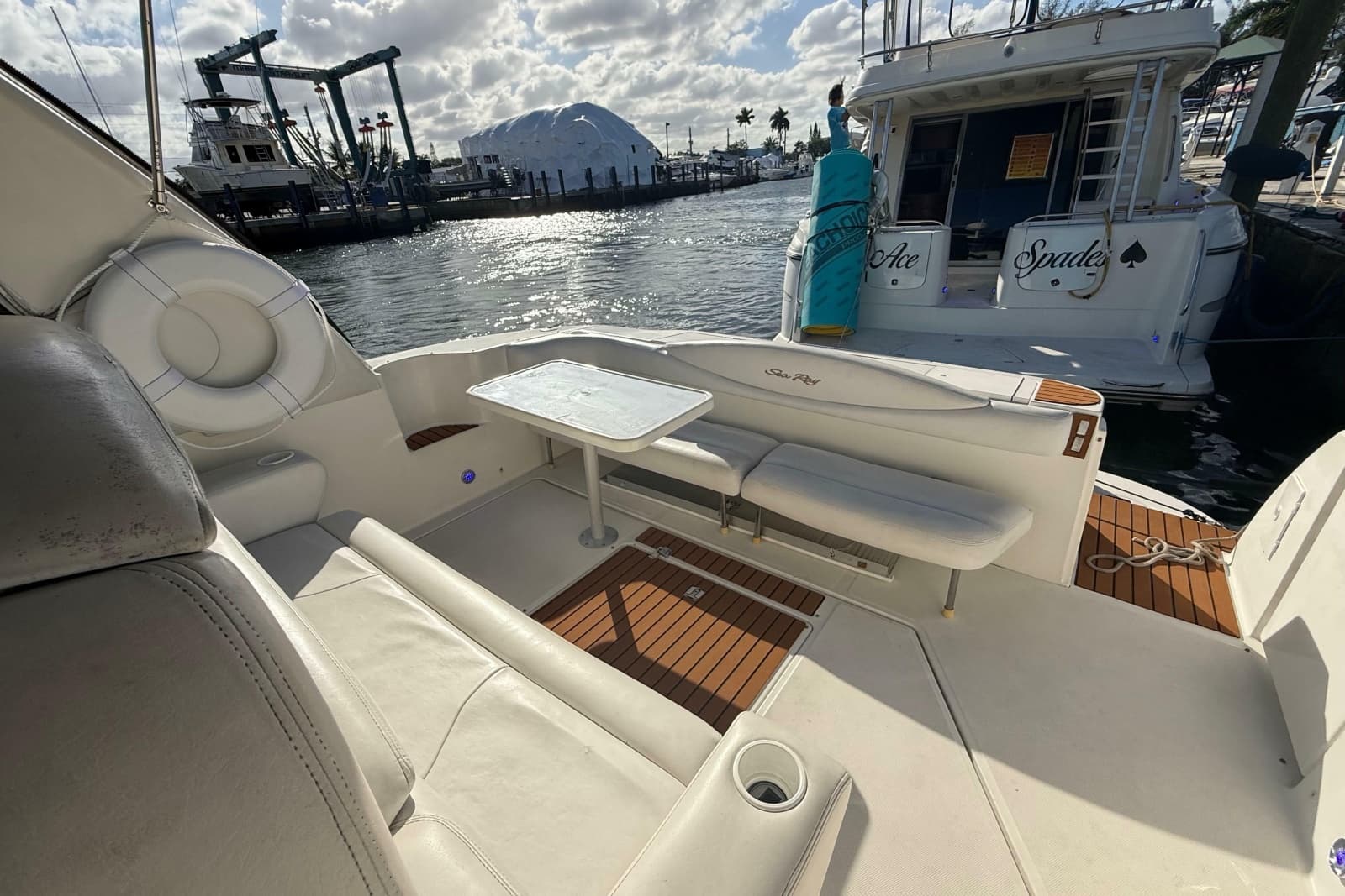1999 Sea Ray 410 Express Cruiser - Photo 11