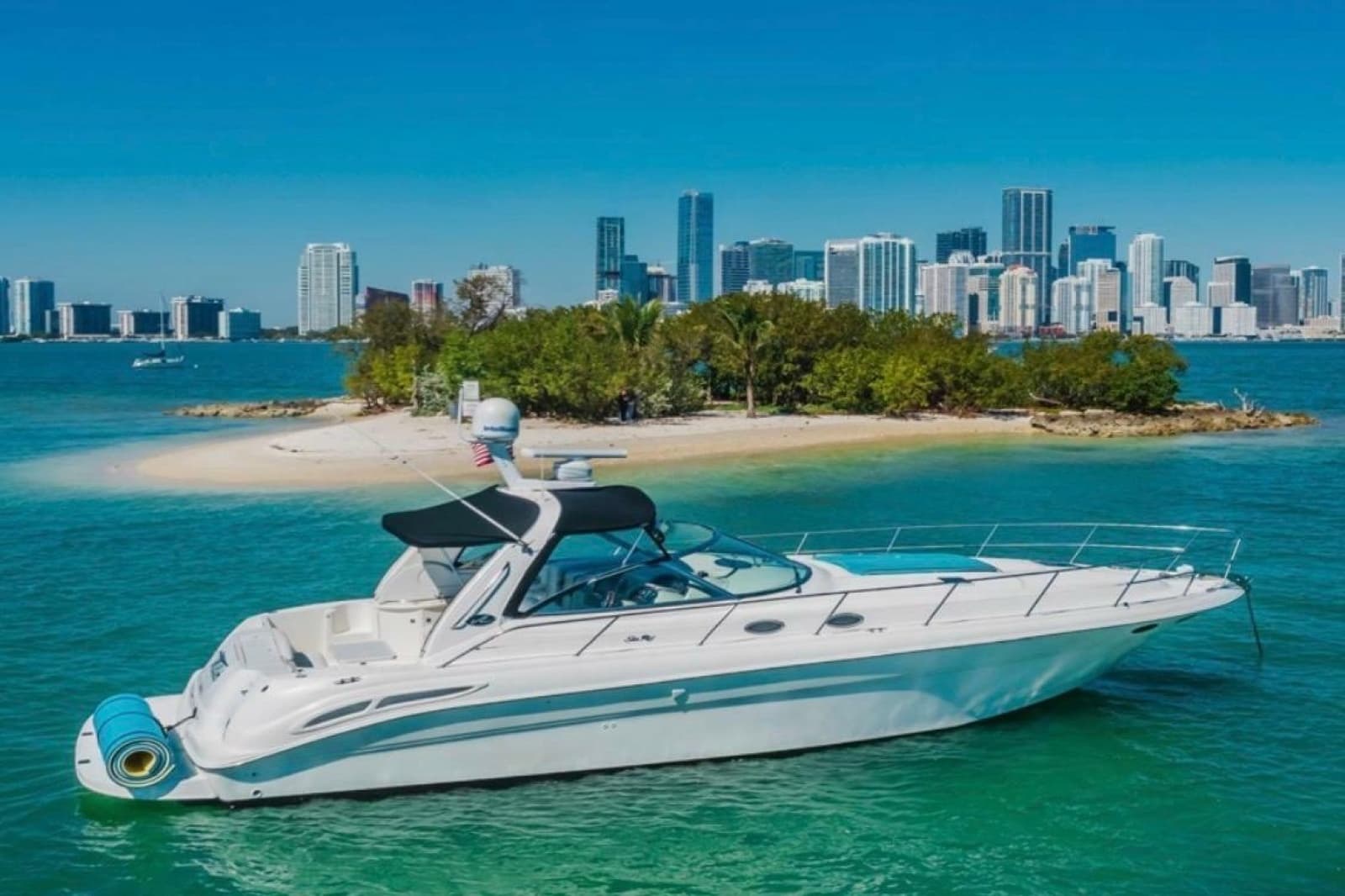 1999 Sea Ray 410 Express Cruiser - Photo 2
