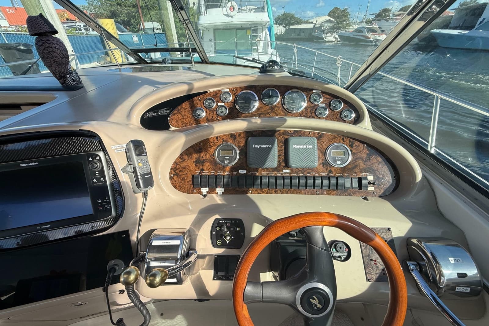 1999 Sea Ray 410 Express Cruiser - Photo 7