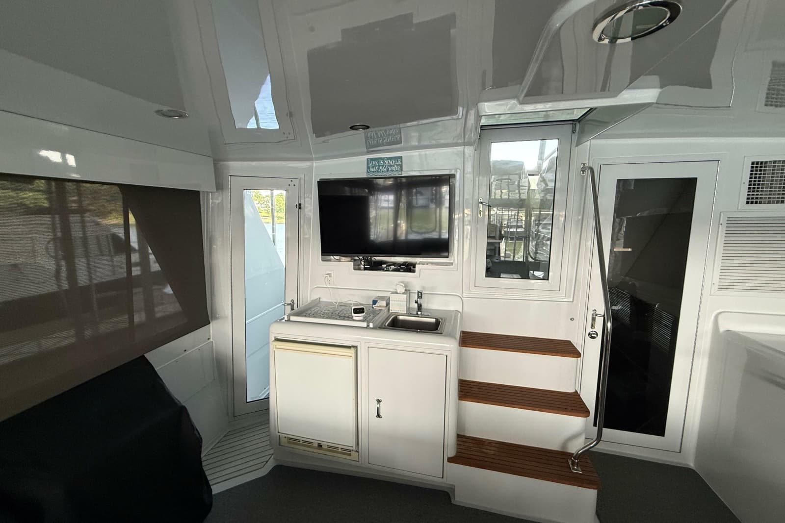 1998 Hatteras 52 Sport Deck Motor Yacht - Photo 18