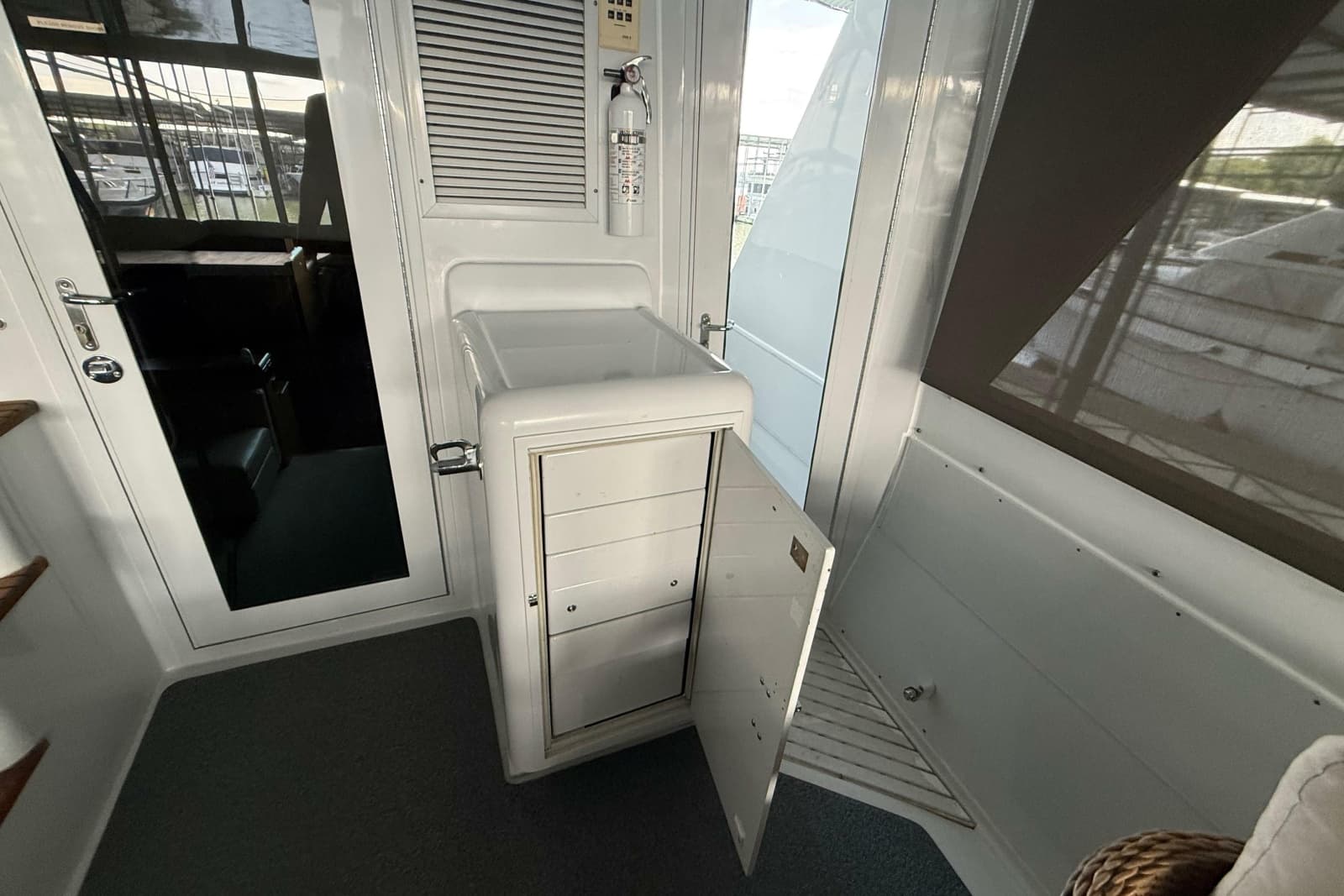 1998 Hatteras 52 Sport Deck Motor Yacht - Photo 21