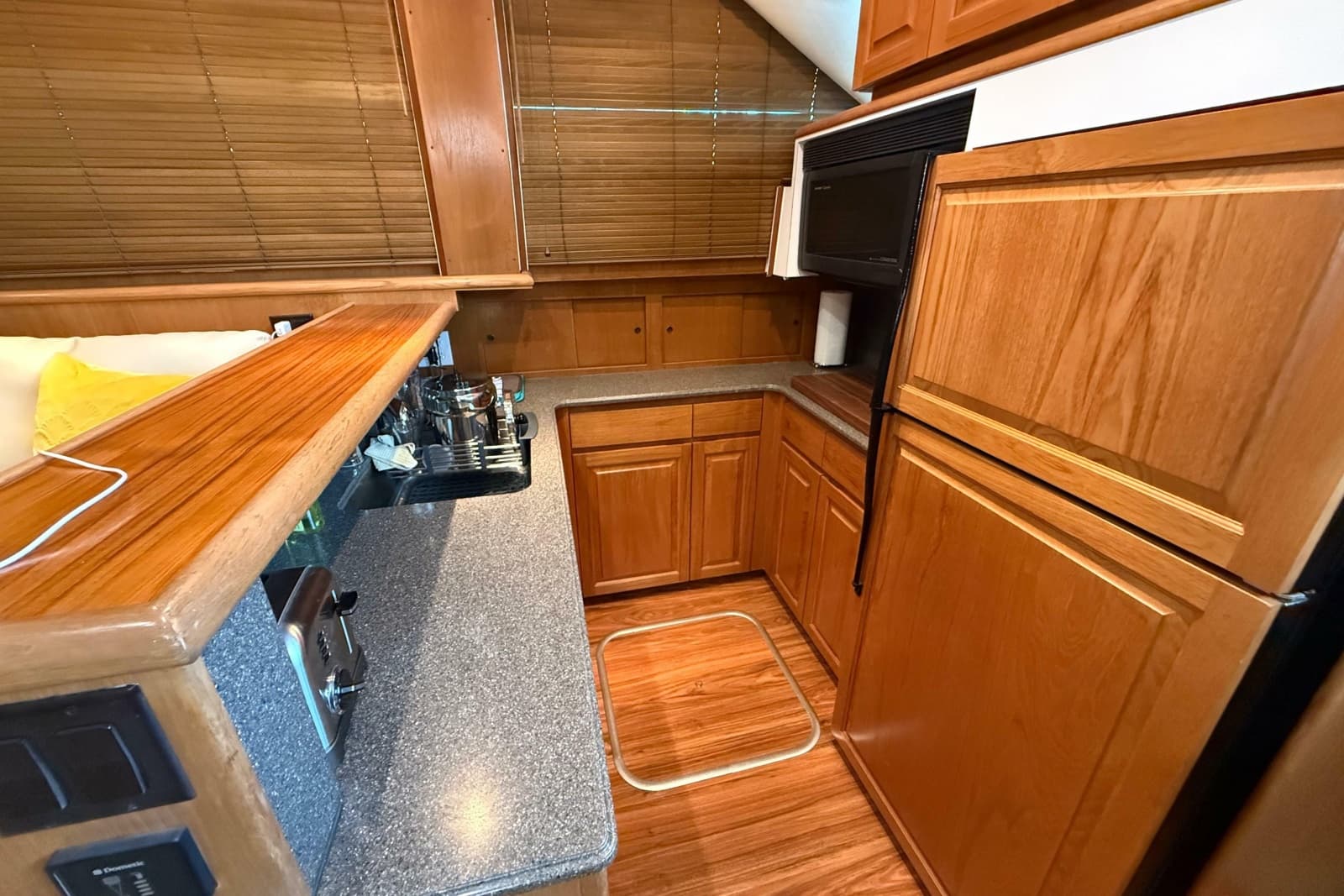 1998 Hatteras 52 Sport Deck Motor Yacht - Photo 29
