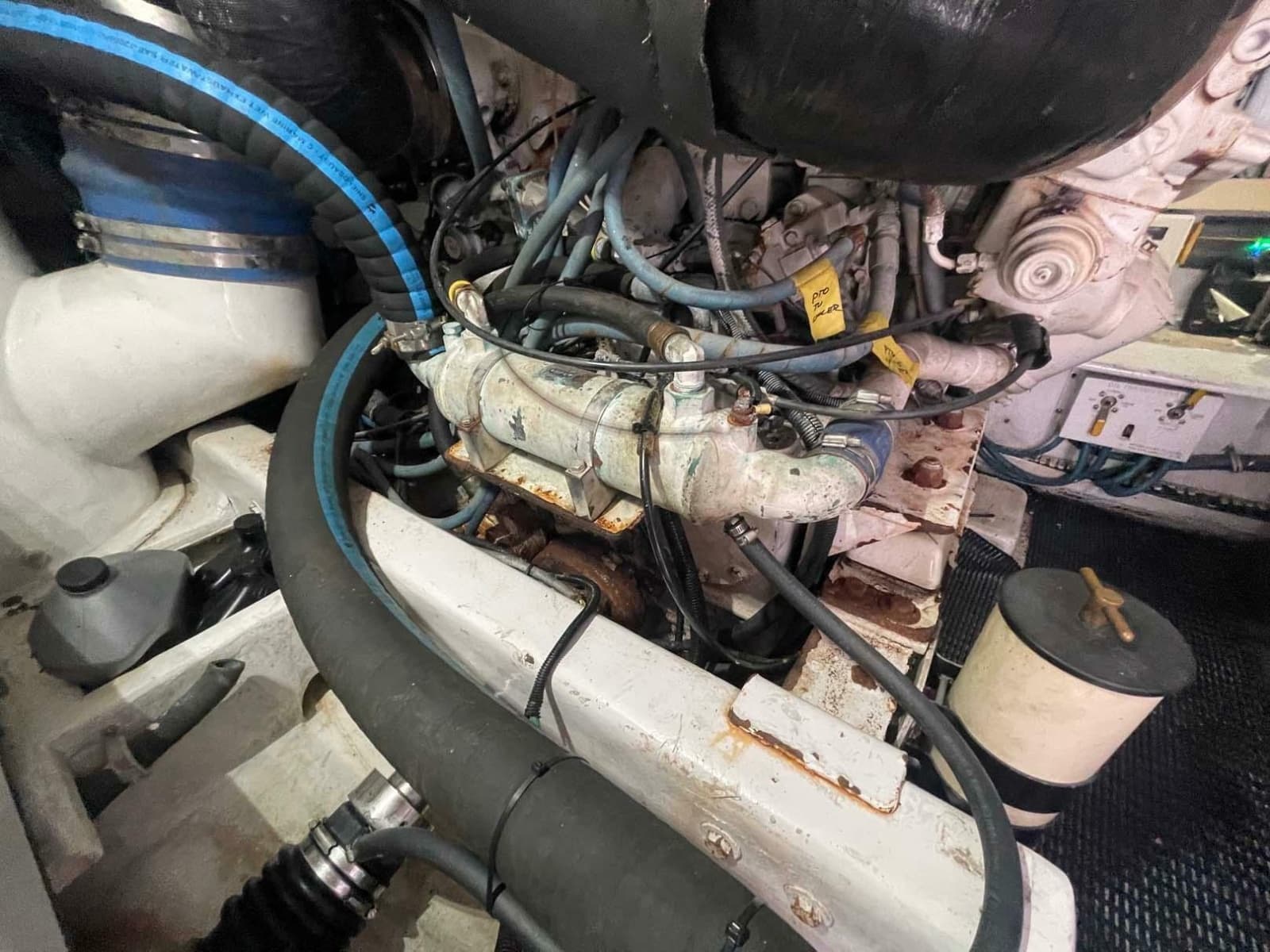 1998 Viking 50 Convertible - Photo 37