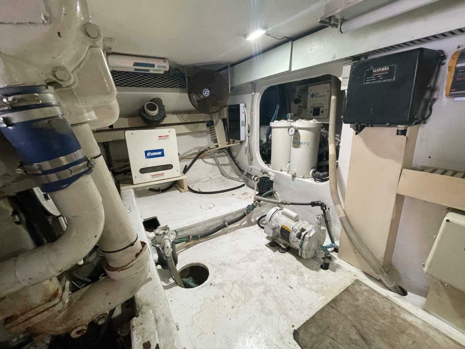 1998 Viking 50 Convertible - Photo 32