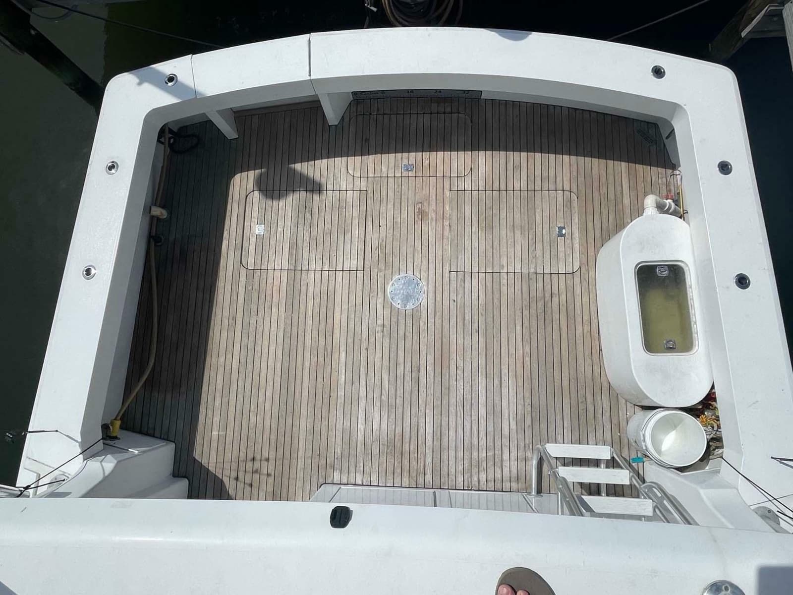 1998 Viking 50 Convertible - Photo 30
