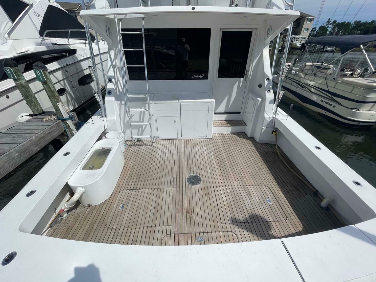 1998 Viking 50 Convertible - Photo 28