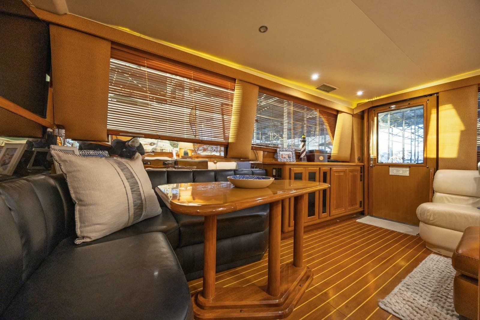 1998 Viking 50 Convertible - Photo 8