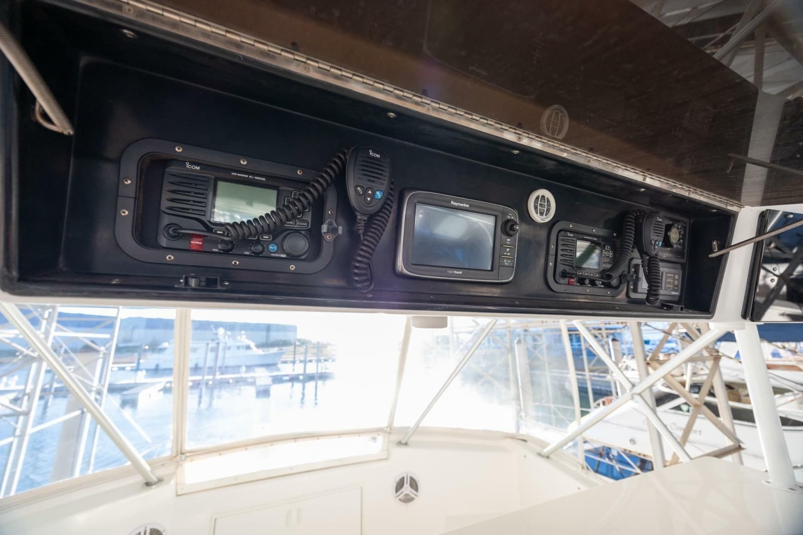 1998 Viking 50 Convertible - Photo 32